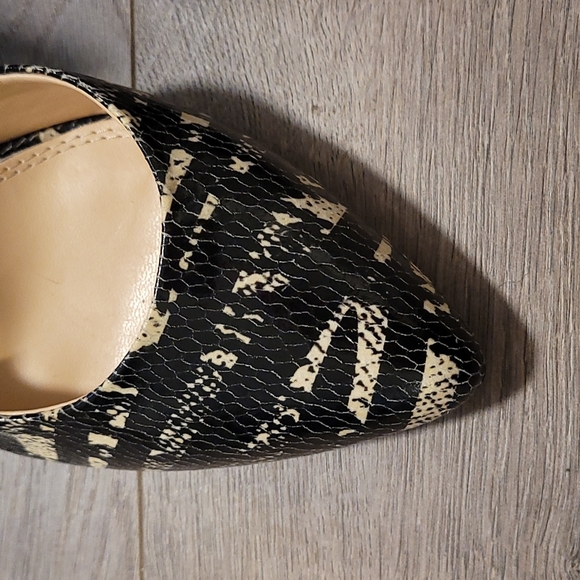 BCBG HEELS - Picture 4 of 10